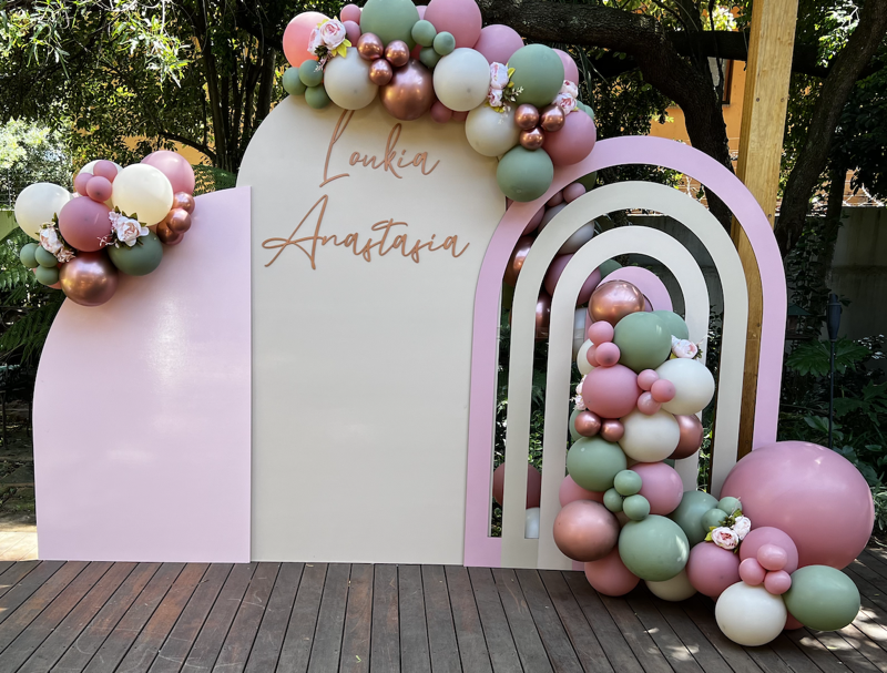 rainbow-backdrop-with-balloons